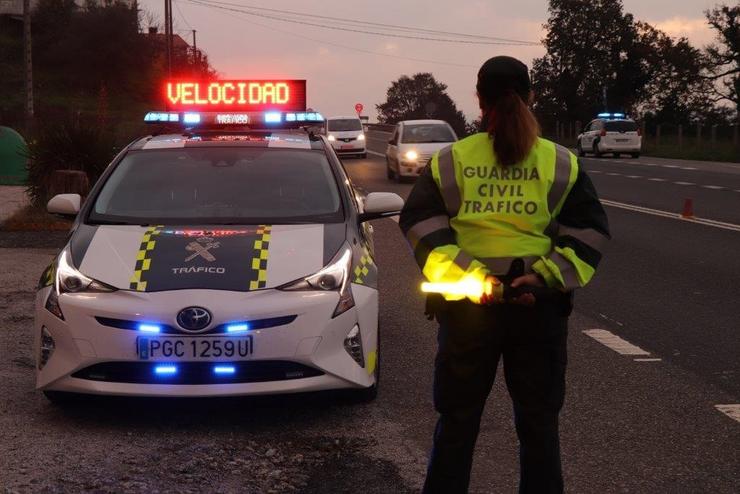 Control de estrada da Garda Civil de Tráfico. GARDA CIVIL TRÁFICO