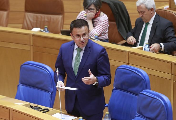 O conselleiro de Medio Rural, José González, no pleno do Parlamento de Galicia. XUNTA