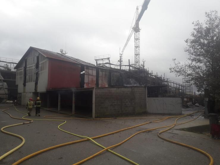 Estaleiro de Pontevedra despois do incendio que se propagou dentro da nave industrial 