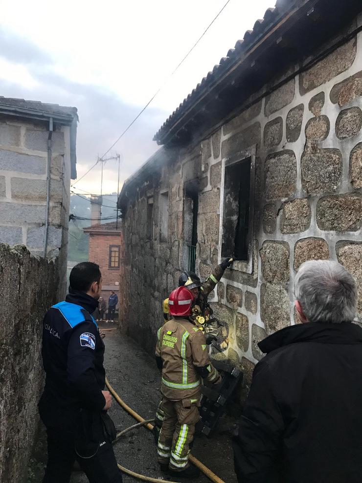 Incendio en dúas casas na Regata, en Ourense, o 11 de novembro de 2019. CONCELLO DE OURENSE 