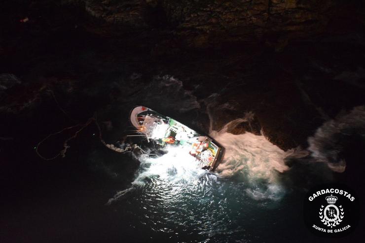 Pesqueiro embarrancado nas proximidades do Castro de Baroña.. GARDACOSTAS DE GALICIA 