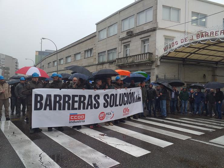 Traballadores do estaleiro Barreiras maniféstanse ante a entrada principal da empresa.. PAULA XUSTO-EUROPA PRESS / Europa Press