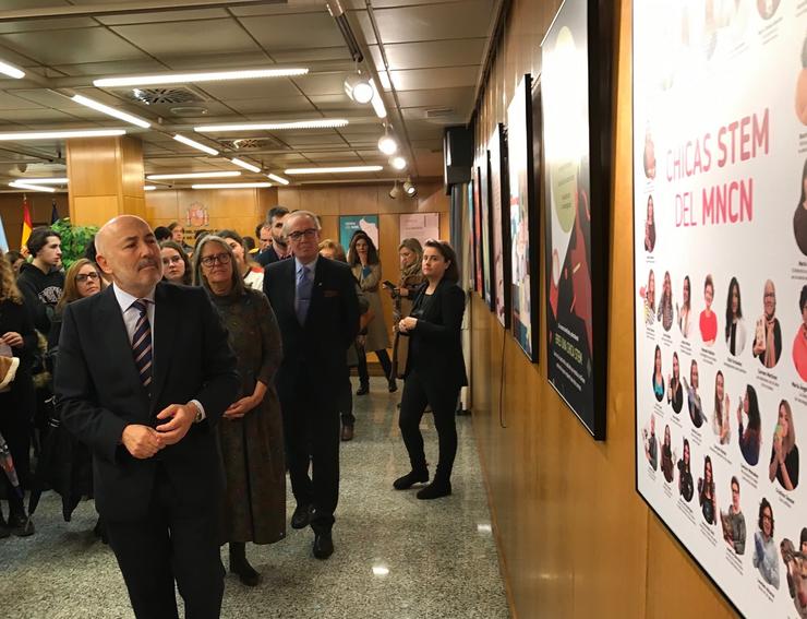 O delegado do Goberno, Javier Losada, inaugura unha mostra dos actos do Día de Eliminación da Violencia contra a Muller. DELEGACIÓN DO GOBERNO 