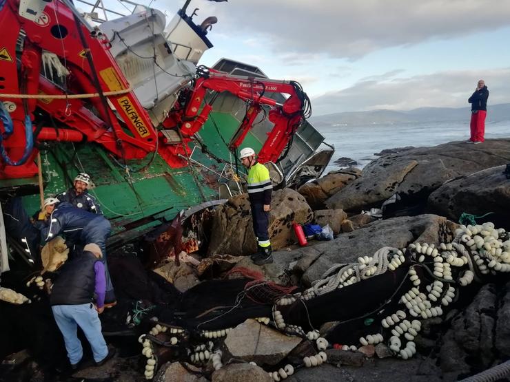Estado do pesqueiro 'Divina do Mar' ao día seguinte de embarrancar en Porto do Son.. SALVAMENTO MARÍTIMO 