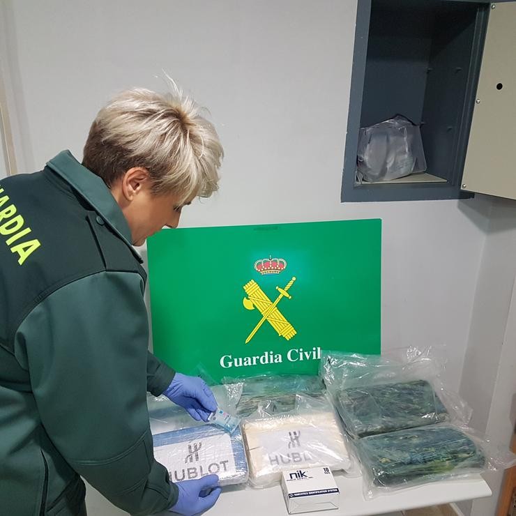Material intercenido a un matrimonio por tráfico de drogas polo miúdo en Verín (Ourense).. GARDA CIVIL 