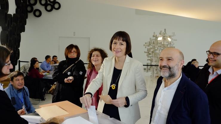 A portavoz nacional do BNG, Ana Pontón, vota en Santiago o 10N.. BNG 