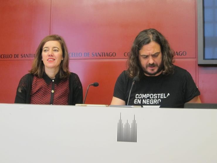 A edil de Compostela Aberta, Marta Lois, e o portavoz de Anova e deputado de Común dá Esquerda, Antón Sánchez, en Santiago / Europa Press