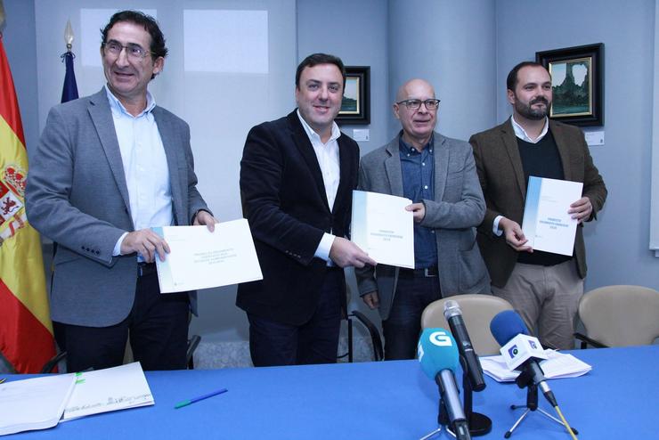 O presidente da Deputación da Coruña, Valentín González Formoso, e o seu vicepresidente, Xosé Regueira, presentan o orzamento para 2020. DEPUTACIÓN DA CORUÑA / Europa Press