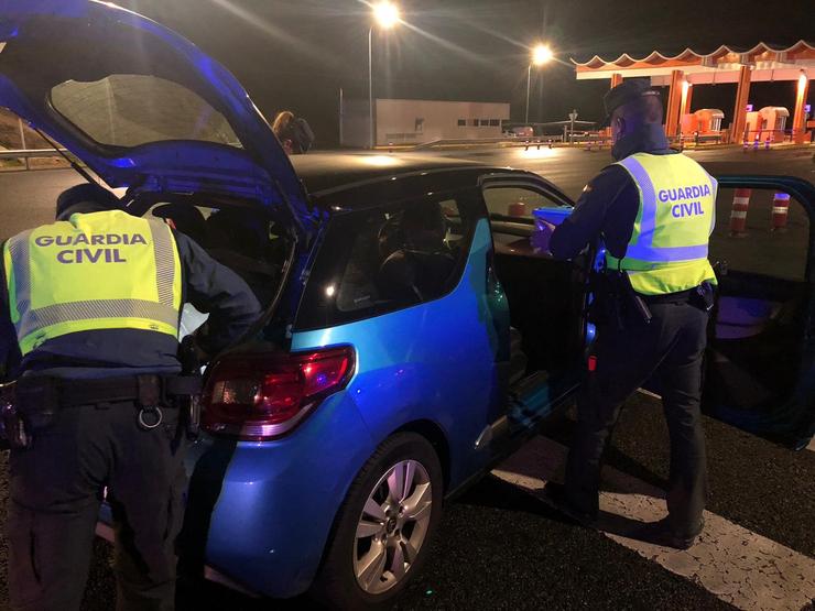 A Garda Civil inspecciona un vehículo 