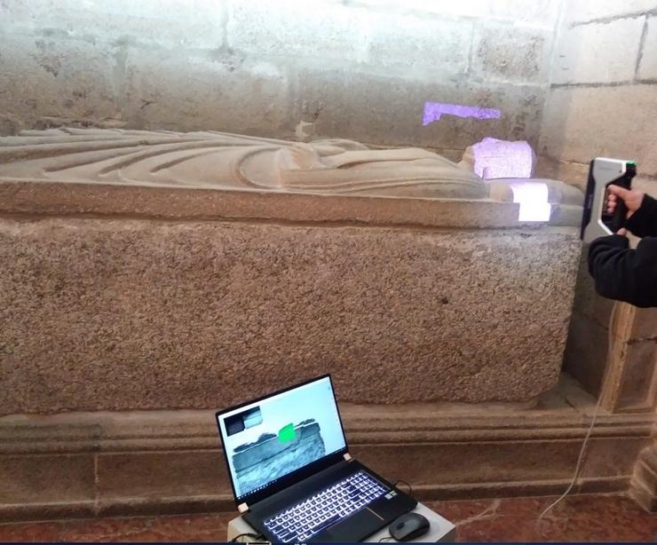 Traballos de escaneado 3D dos sepulcros do Panteón Real da Catedral de Santiago / Europa Press