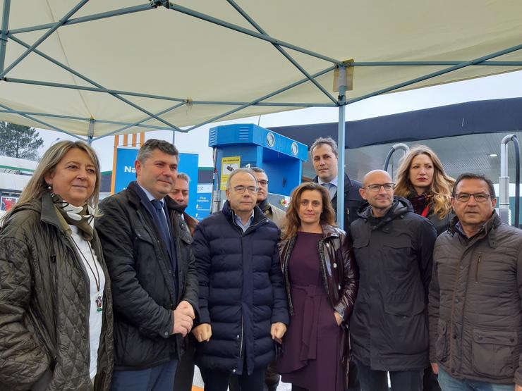 O alcalde de Santiago, Xosé Sánchez Bugallo, o delegado da Xunta na Coruña, Ovidio Rodeiro, e o delegado de Naturgy en Zona Norte-Portugal, José Antonio Sánchez Loureda, inauguran unha estación de carga de gas natural. 