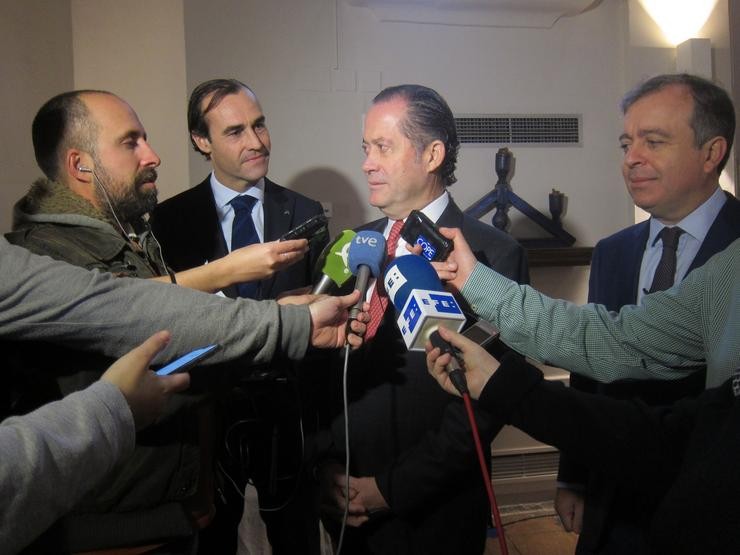 O presidente de Abanca, Juan Carlos Escotet, atende aos medios de comunicación. 