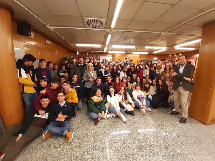 Estudantes visitan unha exposición na Delegación do Goberno. DELEGACIÓN DO GOBERNO / Europa Press