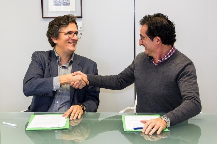O deputado provincial de Facenda, Antono Leira, e o de Marea Atlántica, Alberto Lema,  asinan un acordo para o apoio aos orzamentos de 2020. MAREA ATLÁNTICA 