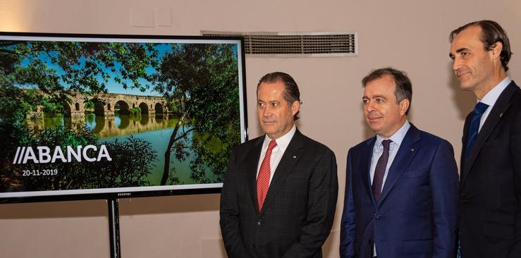 Juan Carlos Escotet, Francisco Botas e Gonzalo Nolte Simón, na presentación en Mérida.. ABANCA / Europa Press