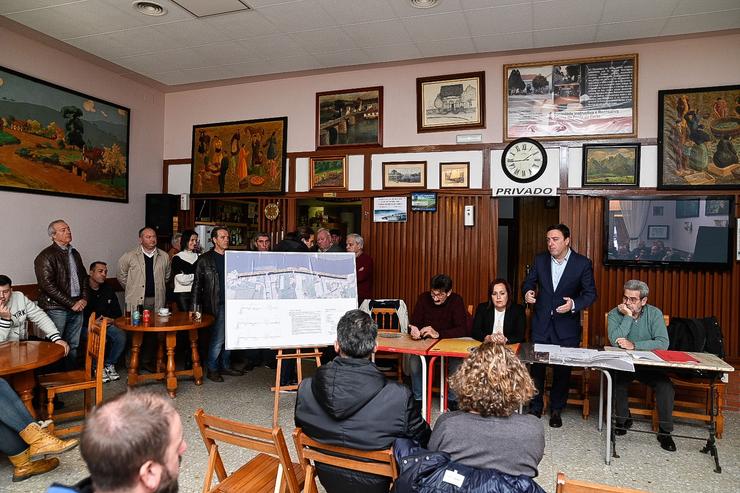O presidente da Deputación da Coruña,  Valentín González Formoso, reúnese con veciños de Camariñas. DEPUTACIÓN DA CORUÑA / Europa Press