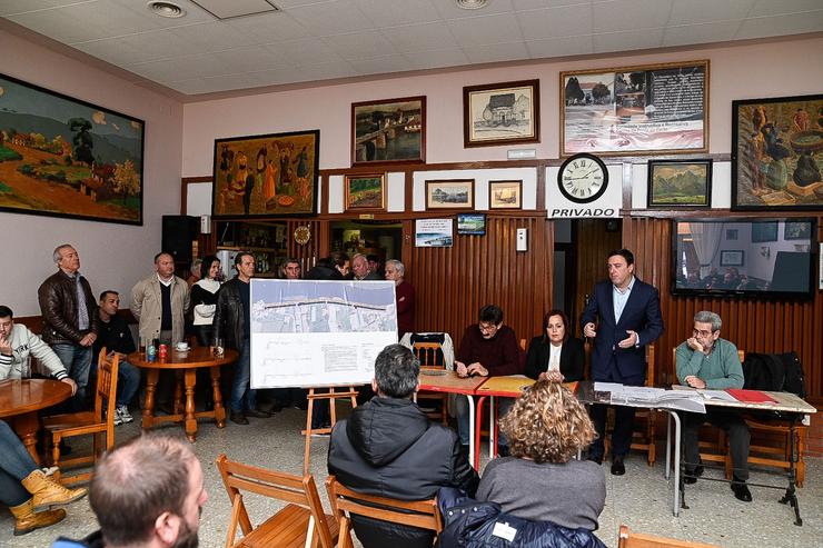 O presidente da Deputación da Coruña,  Valentín González Formoso, reúnese con veciños de Camariñas. DEPUTACIÓN DA CORUÑA 