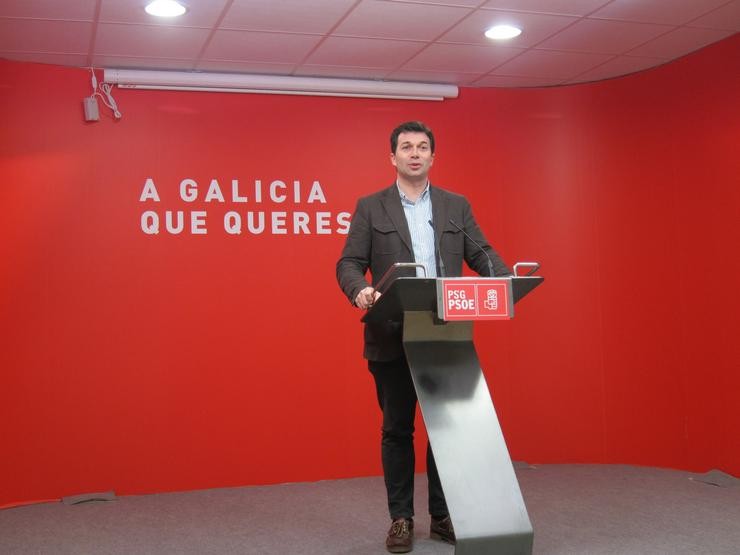 O secretario xeral do PSdeG, Gonzalo Caballero, na rolda de prensa