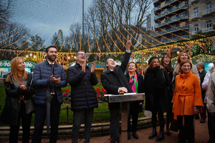 O alcalde de Vigo, Abel Caballero, xunto a varios concelleiros,  inaugura o aceso do mercadillo do Nadal de Praza de Compostela, coa gran nora ao fondo.. Marta Vázquez Rodríguez - Europa Press / Europa Press