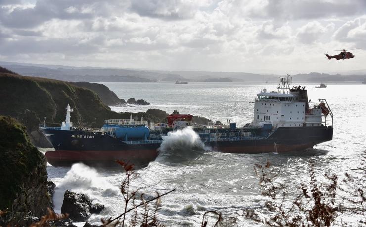 O buque 'Blue Star' na costa de Ares.. JOSE R. MONTERO