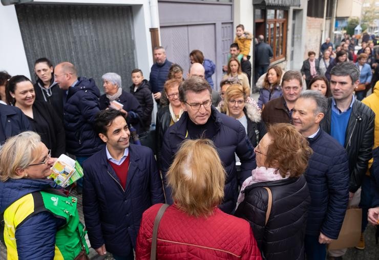 O presidente da Xunta, Alberto Núñez Feijóo, con simpatizantes e militantes do PPdeG en Narón (A Coruña) 