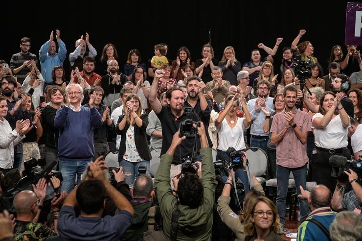 O Secretario Xeral de Unidas Podemos e candidato á presidencia, Pablo Iglesias, levantando o puño dereito durante un acto na Coruña (Galicia), a 3 de novembro de 2019. M. Dylan - Europa Press