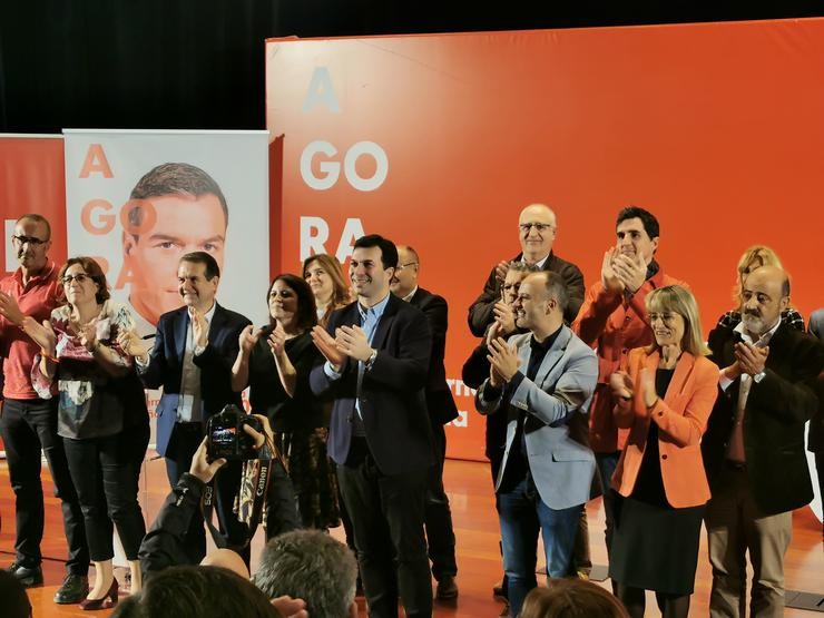 O secretario xeral do PSdeG, Gonzalo Caballero, a vicesecretaria xeral do PSOE, Adriana Lastra, o alcalde de Vigo, Abel Caballero, e outros membros do PSdeG-PSOE nun mitin en Vigo.. MAURO BASTÓN - EUROPA PRESS