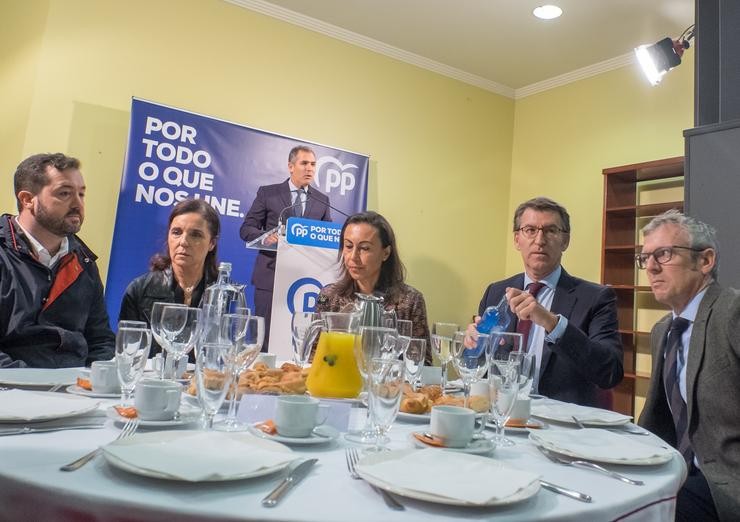 O presidente da Xunta e líder do PPdeG, Alberto Núñez, nun almorzo informativo durante a campaña electoral xunto con candidatos por Pontevedra ao Congreso. PP 