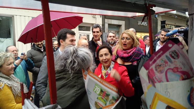A ministra de Defensa en funcións, Margarita Robles, compra castañas en Ferrol durante a campaña electoral, xunto ao líder do PSdeG, Gonzalo Caballero, e Beatriz Sestayo 