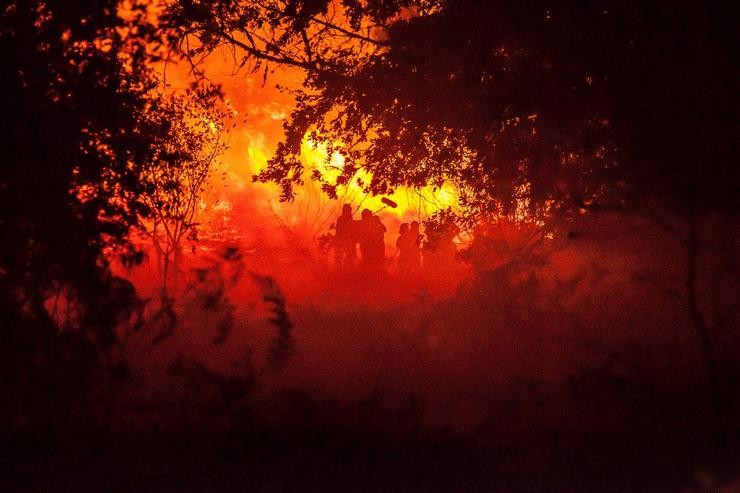 Oliver Laxe grava nun incendio para 'Ou que arde'. MIRAMEMIRA - Arquivo