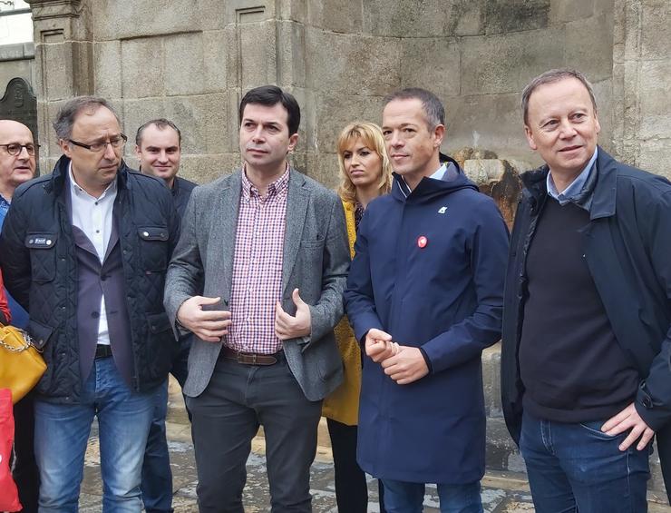 O portavoz do PSOE no Senado, Ander Gil, co líder do PSdeG nun acto en Ourense. 
