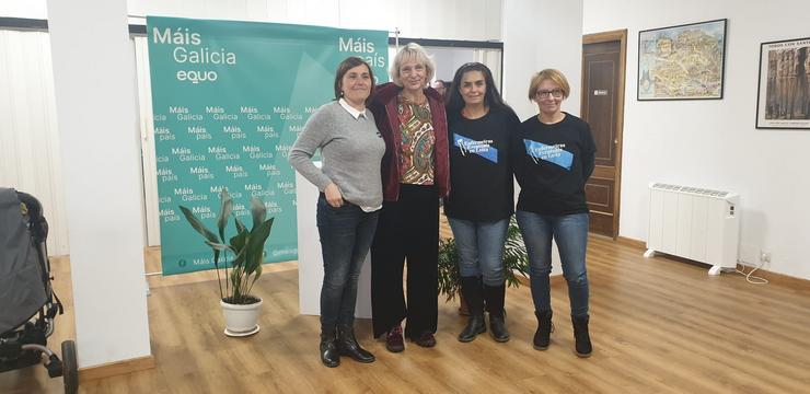 A candidata de máis País ao Congreso pola Coruña, Carolina Bescansa, xunto representantes do colectivo 'Enfermeiras en Loita' en Santiago. MÁIS PAÍS 