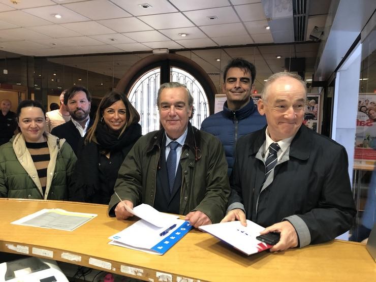 Candidatos do PP e o Senado entregan un escrito dirixido ao Goberno. PP 