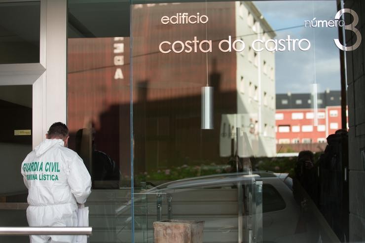 Un traballador de Criminalística da Garda Civil entra á vivenda onde un menor de idade asasinou presuntamente á súa nai a pasada noite do domingo ao luns, no número 3 de cálea Costa do Castro, na localidade de Foz, en Lugo (Galicia), a. CARLOS CASTRO - Europa Press / Europa Press