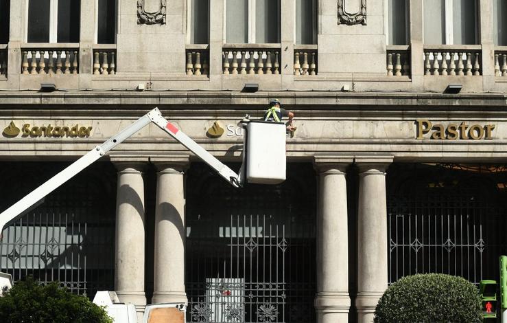Cambio do Banco Santander ao Pastor / Miguel Núñez