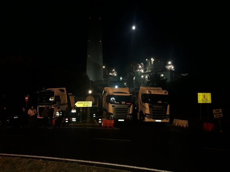 Transportistas do carbón rodean a central das Pontes en proresta polo posible peche 