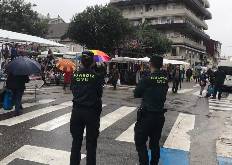 Parella da Garda Civil nun mercadillo