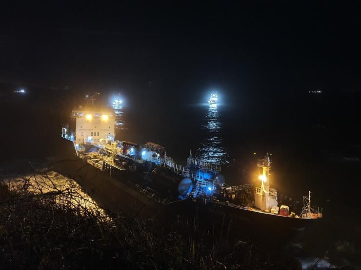 O 'Blue Star' continua encallado na costa de Ares (A Coruña).. IAGO VARELA/EUROPA PRESS / Europa Press