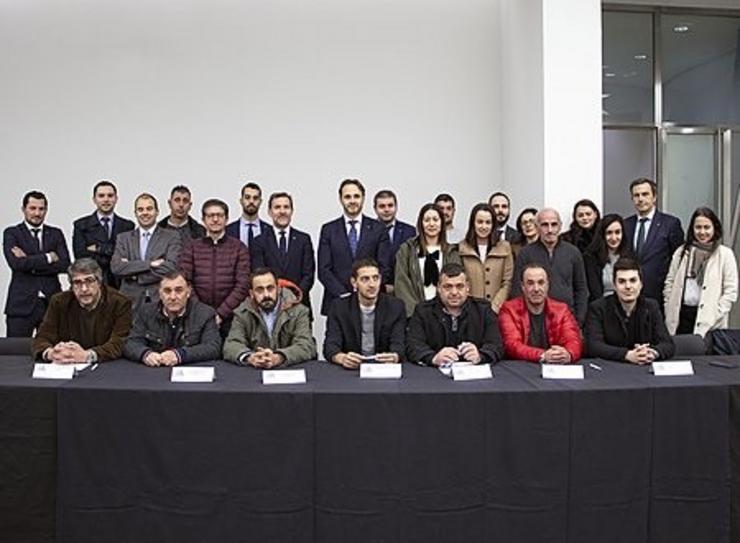 E ldirector territorial de Abanca na Coruña,, Gerardo Fortes, e o director de Abanca Mar, Javier Fraga, xunto a representantes de confrarías coruñesas. ABANCA / Europa Press