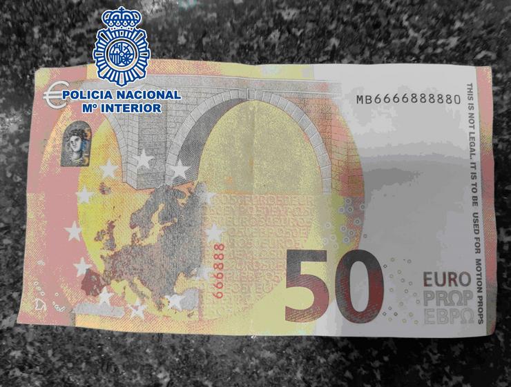 A Policía Nacional detén en Ferrol a dúas persoas por usar billetes falsos de 50 euros.. POLICÍA NACIONAL 