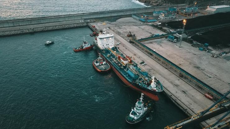 Imaxe tomada con dron do ?Blue Star? á súa chegada ao porto exterior de Ferrol, onde foi amarrado tras ser rescatado por un dipositivo que logrou desencallar ao buque quimiquero que levaba varado na costa das Mirandas, en Ares (A Coruña), desd. RAÚL LOMBA - Europa Press 