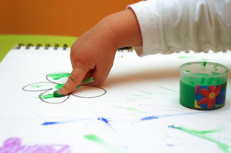 Un neno pinta nunha escola infantil / Xunta de Galicia.