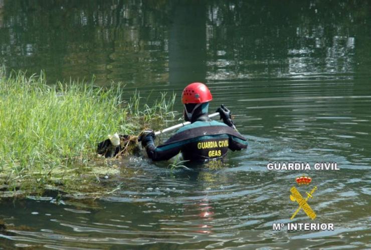 Mergulladores do grupo GEAS da Garda Civil buscando un desaparecido nun río en imaxe de arquivo 