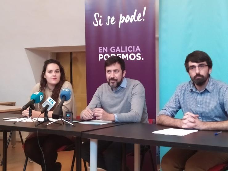 O secretario xeral de Podemos Galicia e deputado de En Común, Antón Gómez-Reino, e os parlamentarios de Común da Esquerda Luca Chao e Marcos Cal
