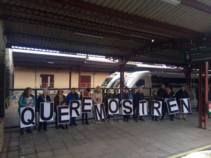 Participantes na protesta en defensa do tren A Coruña-As Mariñas 