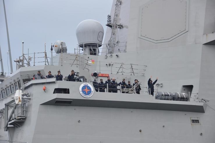 Tripulación da fragata 'Blas de Lezo' ao atracar no Arsenal Militar de Ferrol, onde ten a base.