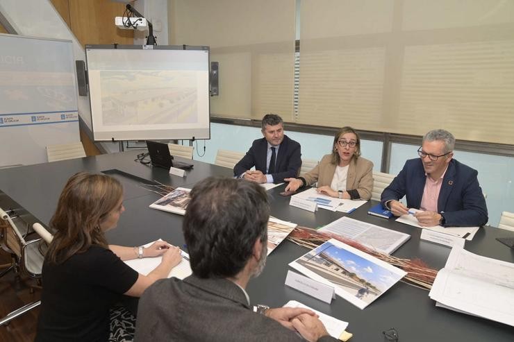A conselleira de Infraestruturas, Ethel Vázquez, e a alcaldesa da Coruña, Inés Rey, nunha reunión sobre a nova terminal de autobuses. CONSELLERIA DE INFRAESTRUTURAS 