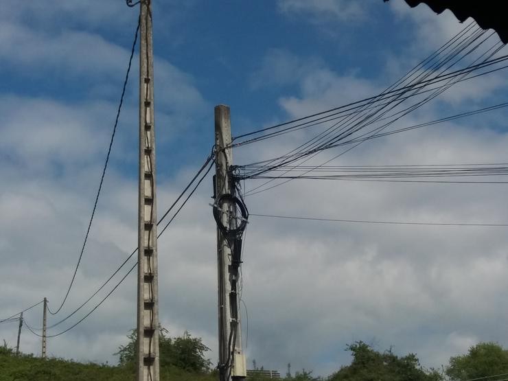 Cables de electricidade nun poste de luz / EUROPA PRESS - Arquivo