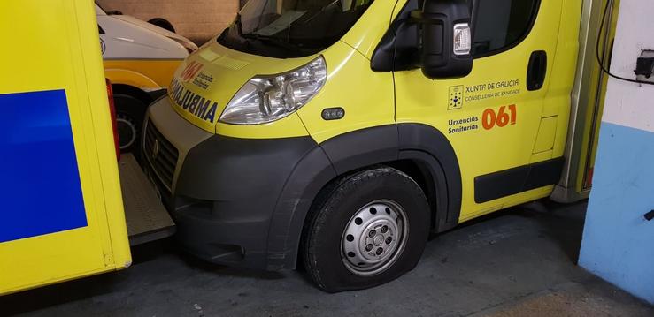 Ambulancia con picado en Galicia. FEGAM - Arquivo / Europa Press