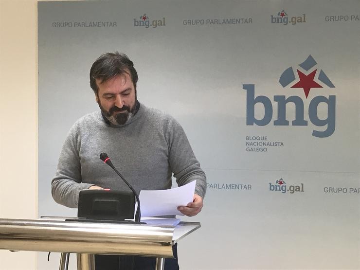 O deputado do BNG Luís Bará nunha rolda de prensa ofrecida no Parlamento de Galicia